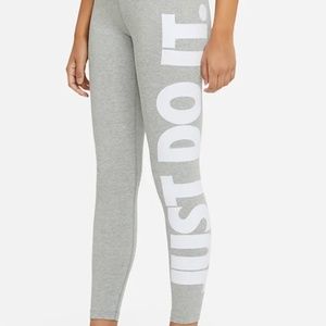 Nike | High-Waisted Graphic Leggings